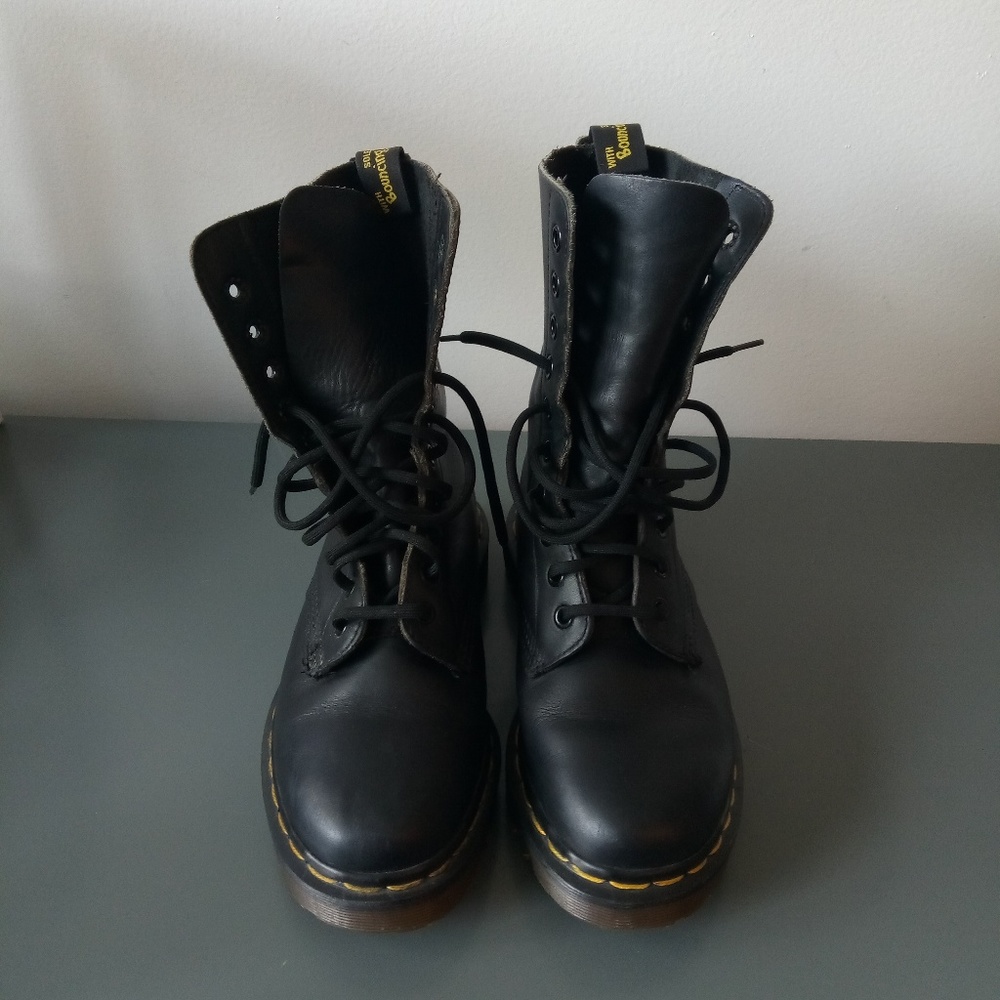 Dr. Martens 10 eye